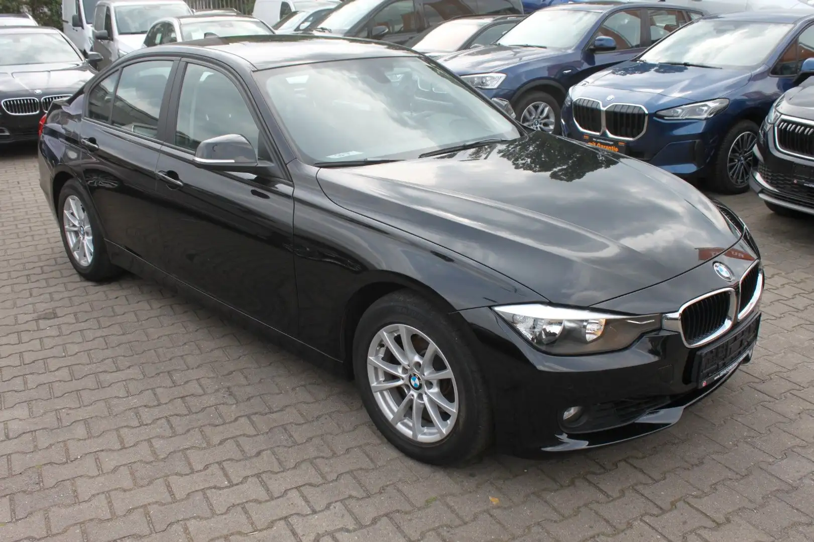 BMW 320 Baureihe 3 Lim. 320 i Noir - 2