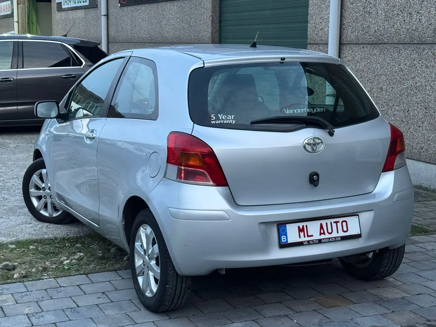 Toyota Yaris 1.4 D-4D Airco Petit Prix Ct ok 5Portes Propre Gris - 2