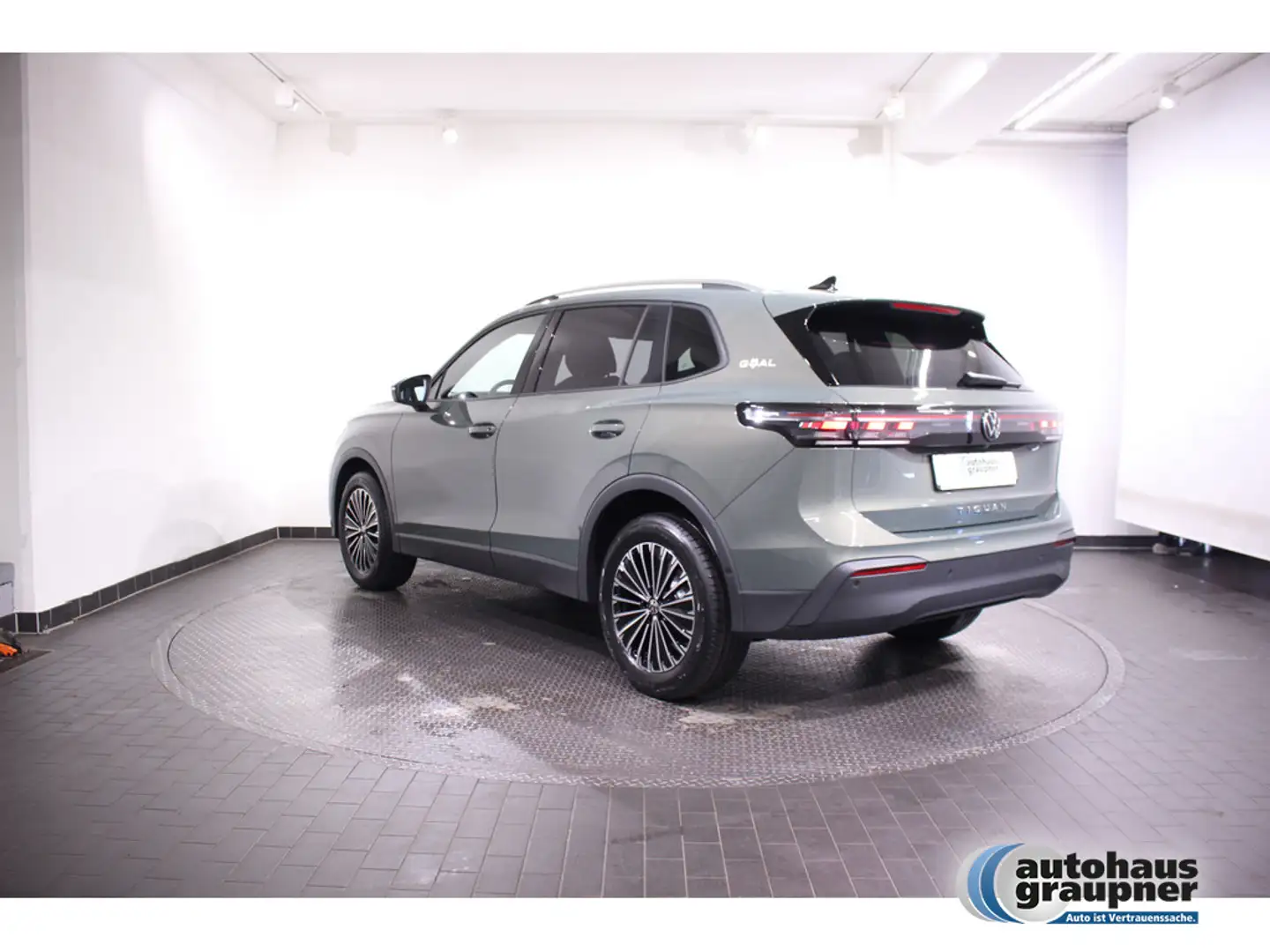 Volkswagen Tiguan 2.0 TDI DSG GOAL KLIMA PDC AHK ACC LED Grün - 2