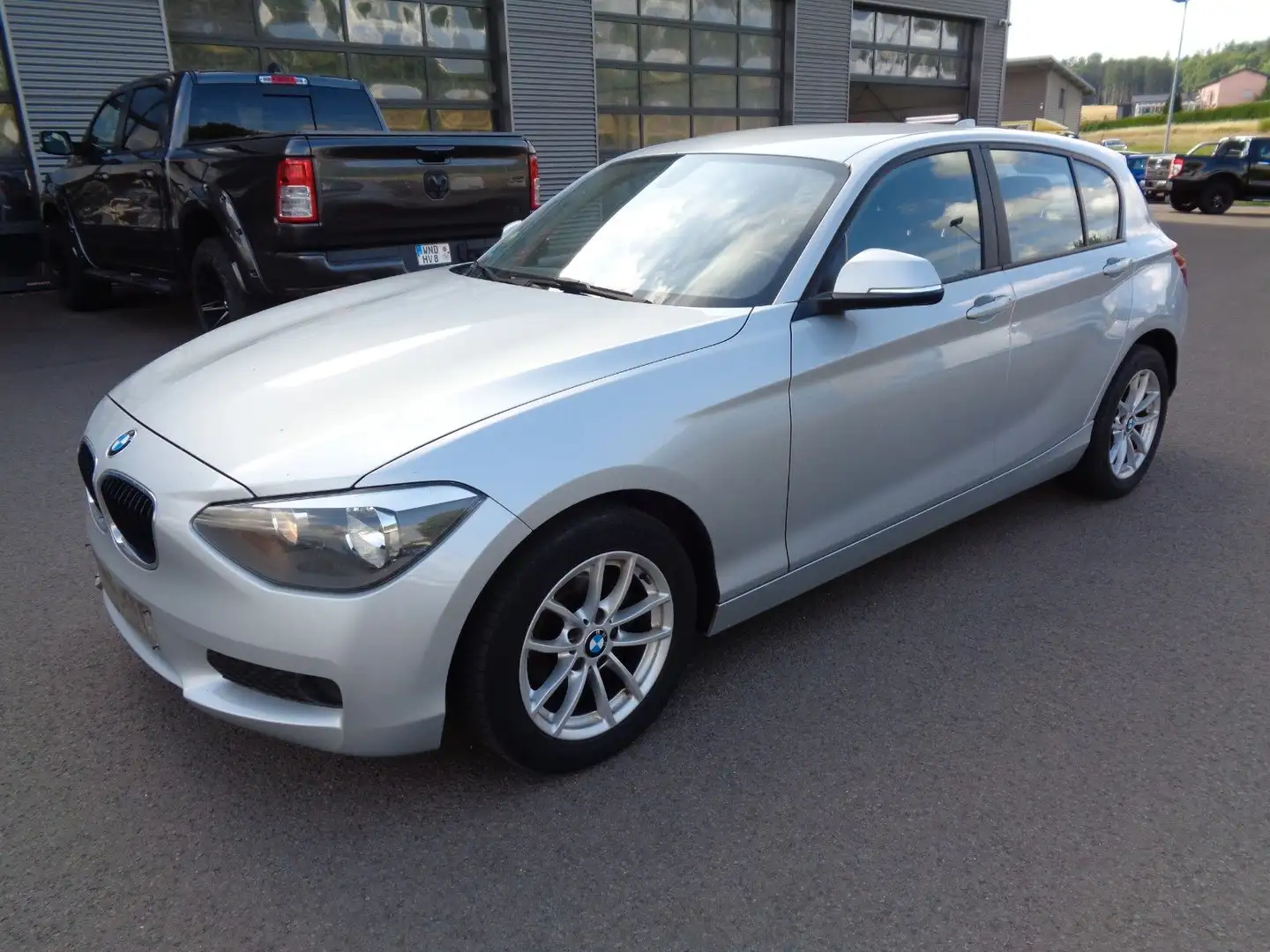 BMW 118 Baureihe 1 Lim. 5-trg. 118 d Silber - 1