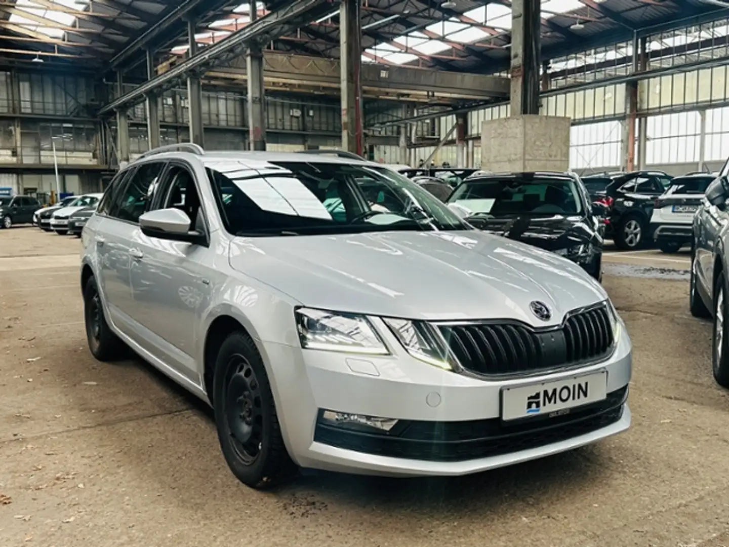 Skoda Octavia III Combi 1.6 TDI DSG 85kW Drive NAVI AHK PDC SHZ Silber - 2