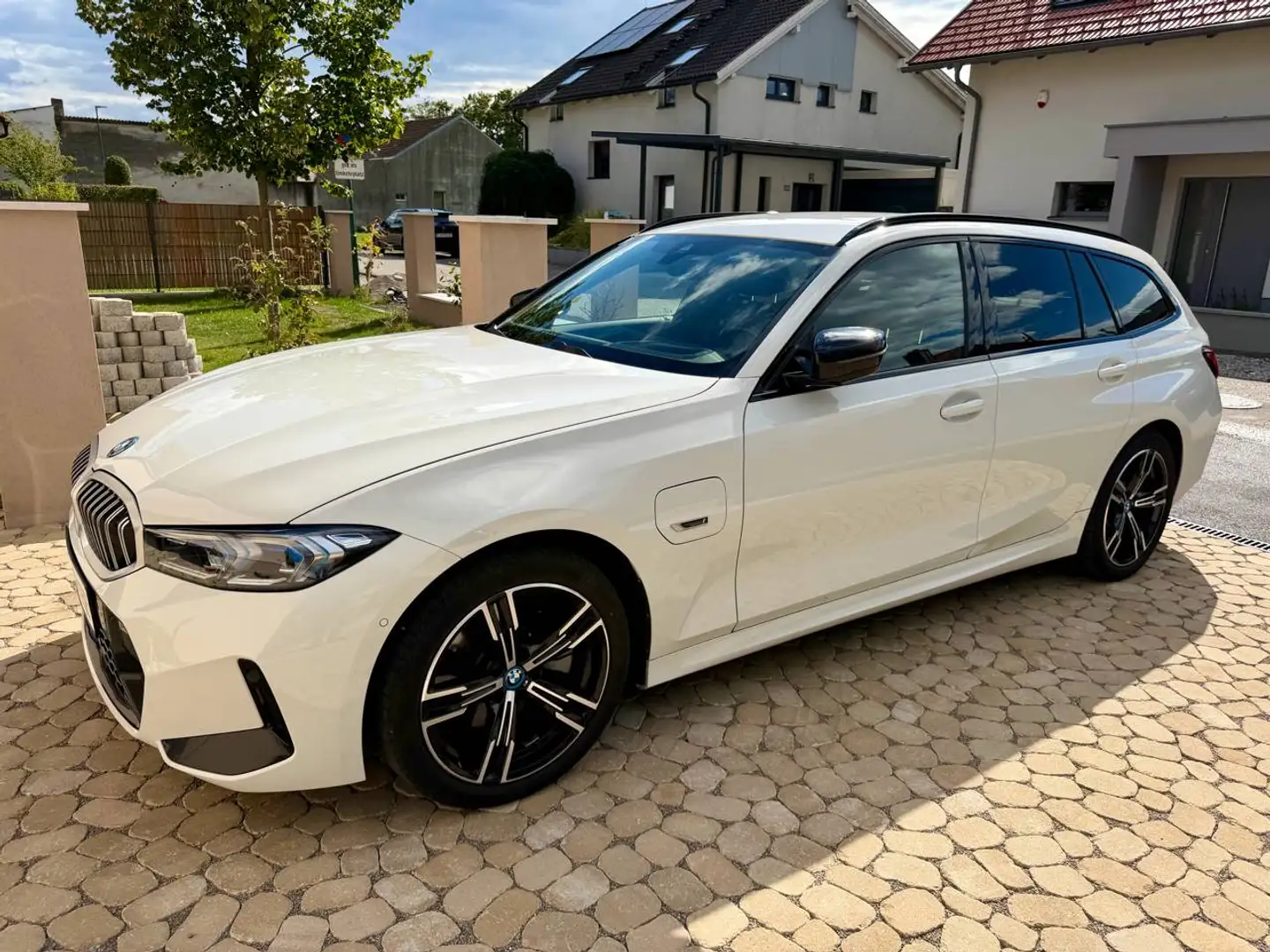 BMW 330 BMW 330e Touring M Sport | Innovationspaket | ACC Stop&Go | Adaptives LED | AHK | + 18" Winterräder Weiß - 1