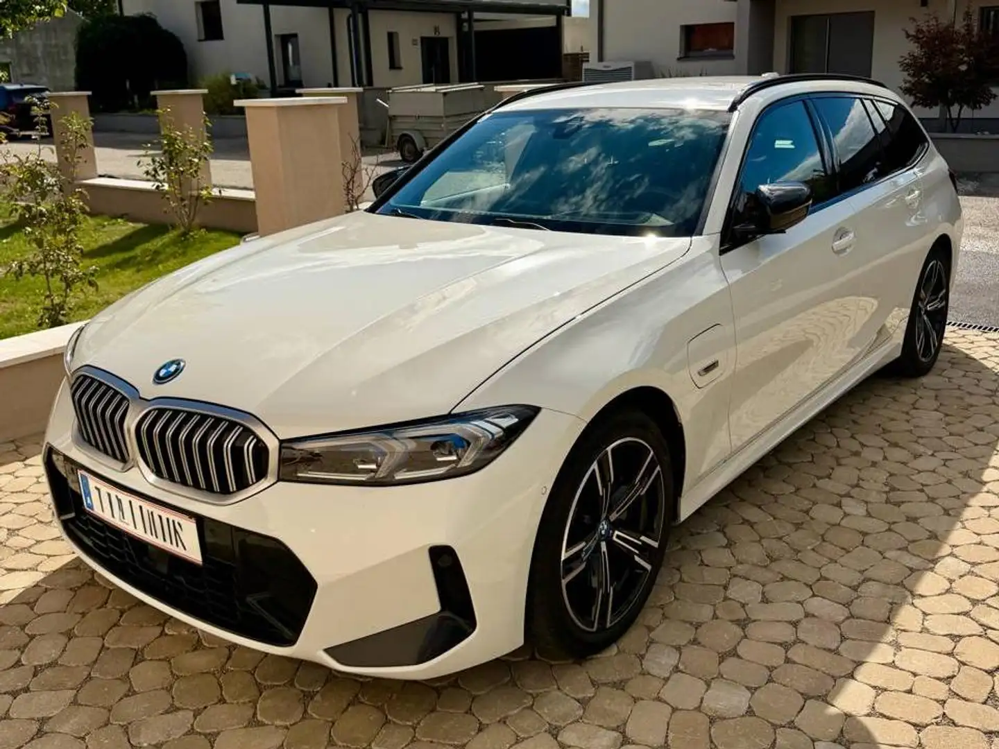 BMW 330 BMW 330e Touring M Sport | Innovationspaket | ACC Stop&Go | Adaptives LED | AHK | + 18" Winterräder Weiß - 2