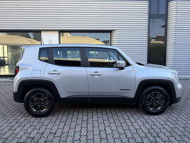 Jeep Renegade view 4