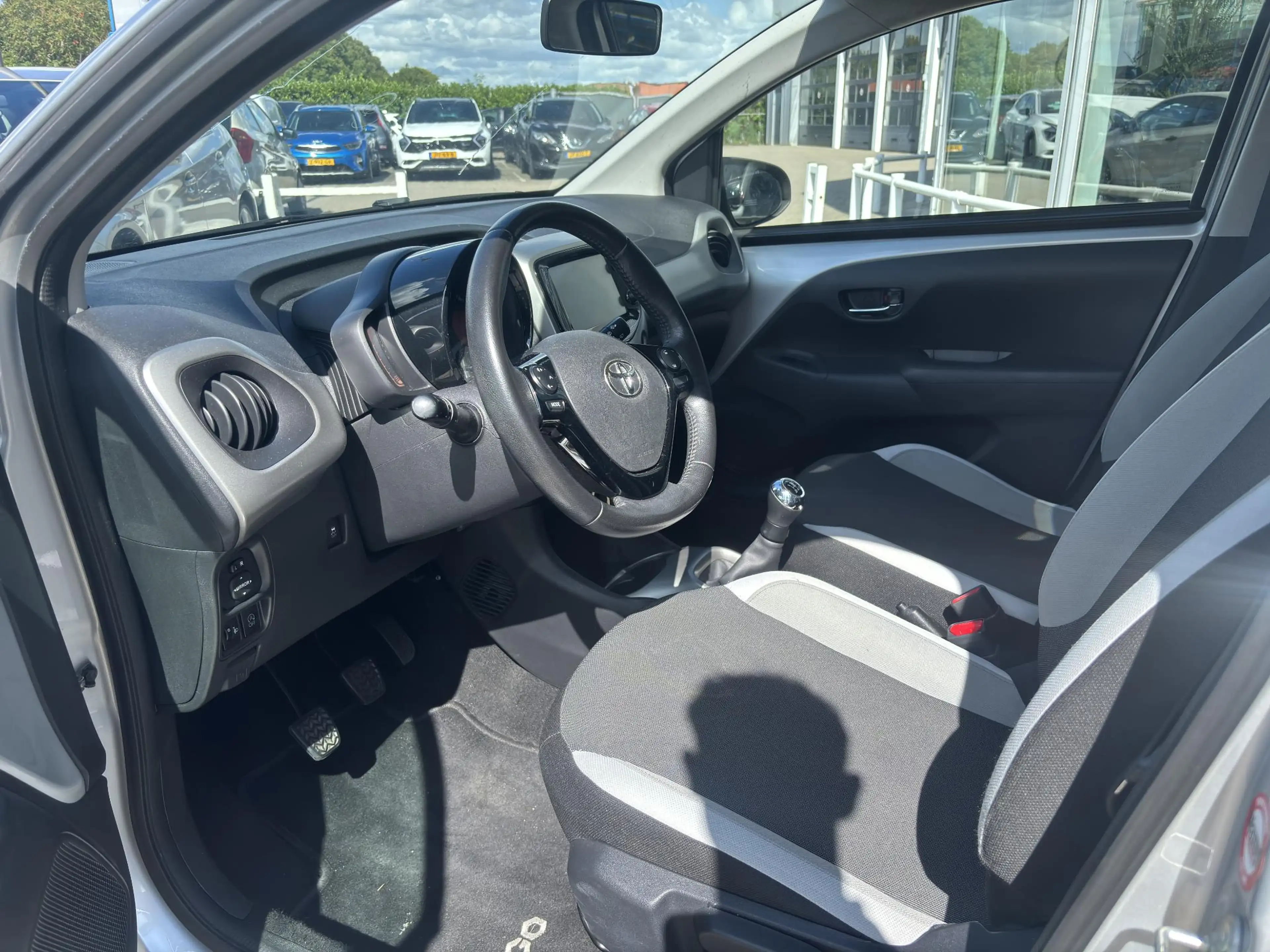 Toyota Aygo 1.0 VVT-i x-play — photo 2