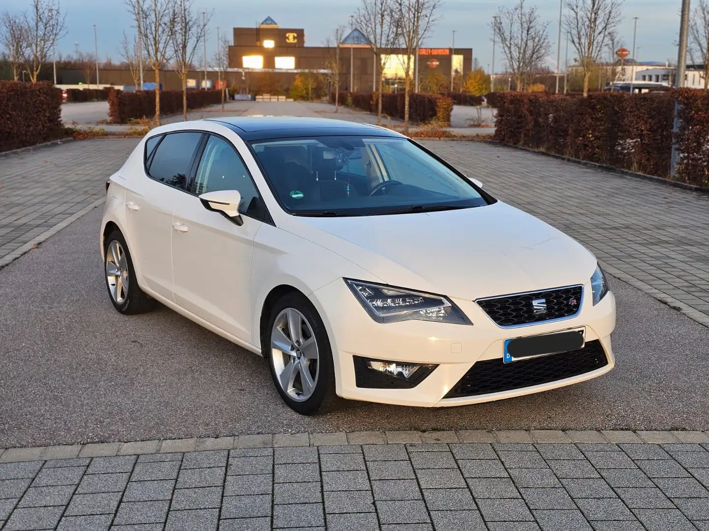 SEAT Leon Leon 2.0 TDI DPF Start/Stopp FR AHK / SHZ Weiß - 1