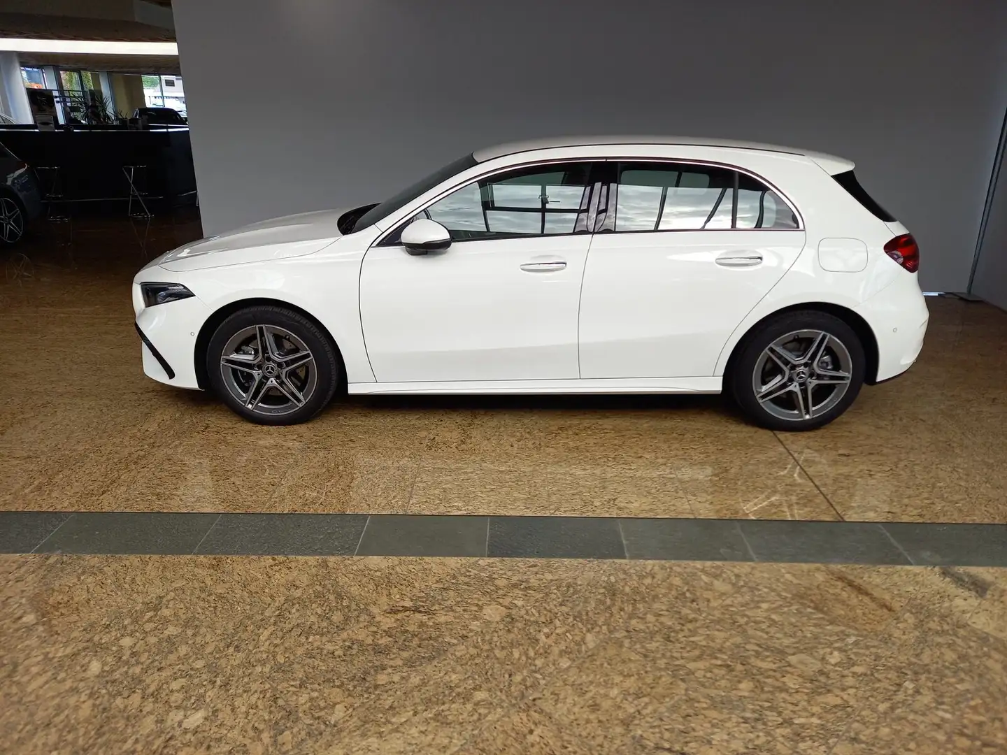 Mercedes-Benz A 250 A 250 e AMG Line Advanced +/11kW, VKZ/MBUX/LED Blanc - 2