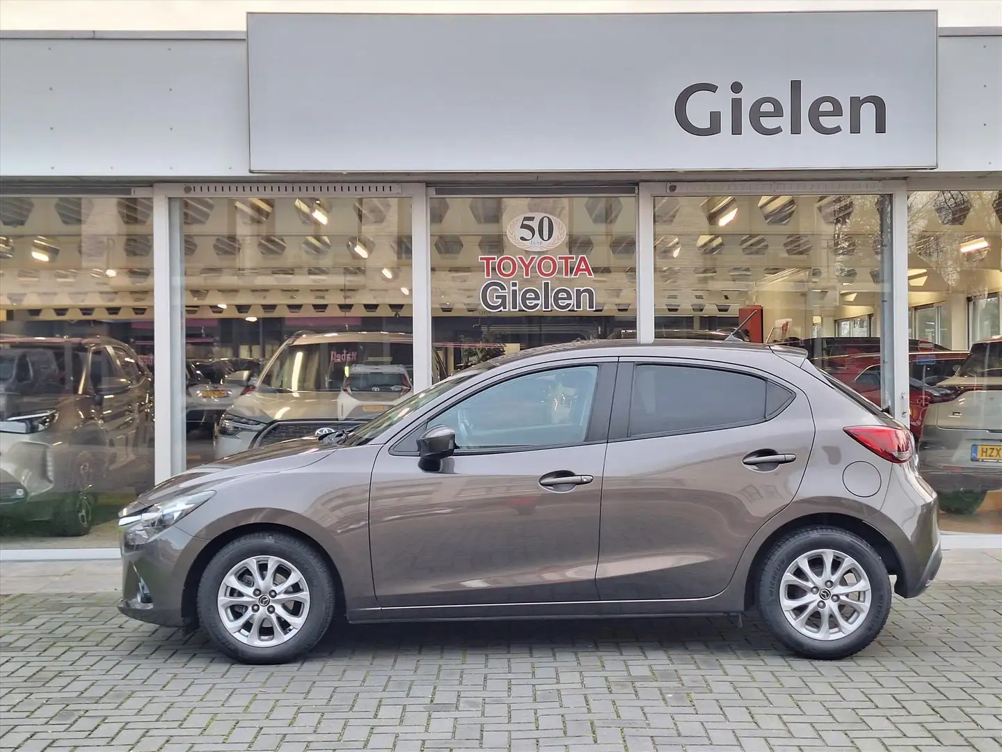 Mazda 2 1.5 SKYACTIV-G 90PK Intro Edition | Navigatie, Cru Braun - 2