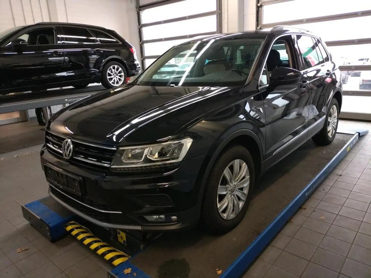 Volkswagen Tiguan Highline 2.0 TDI 4M °Pano°AHK°StdHz°VC° Schwarz - 1