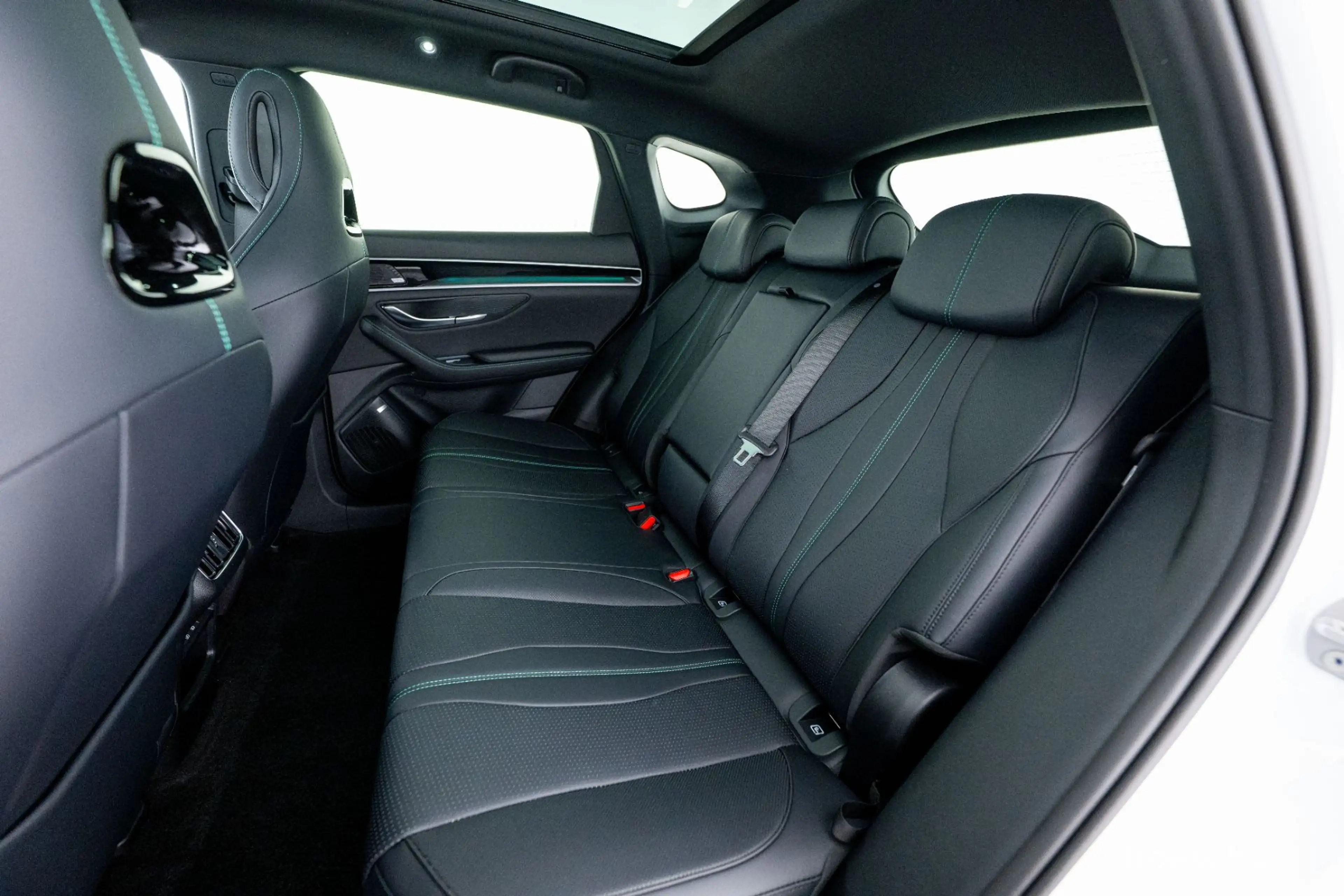 BYD Seal U DM-i DESIGN 4x4 HEAD-UP PANO LEDER !LAGERND! — photo 7