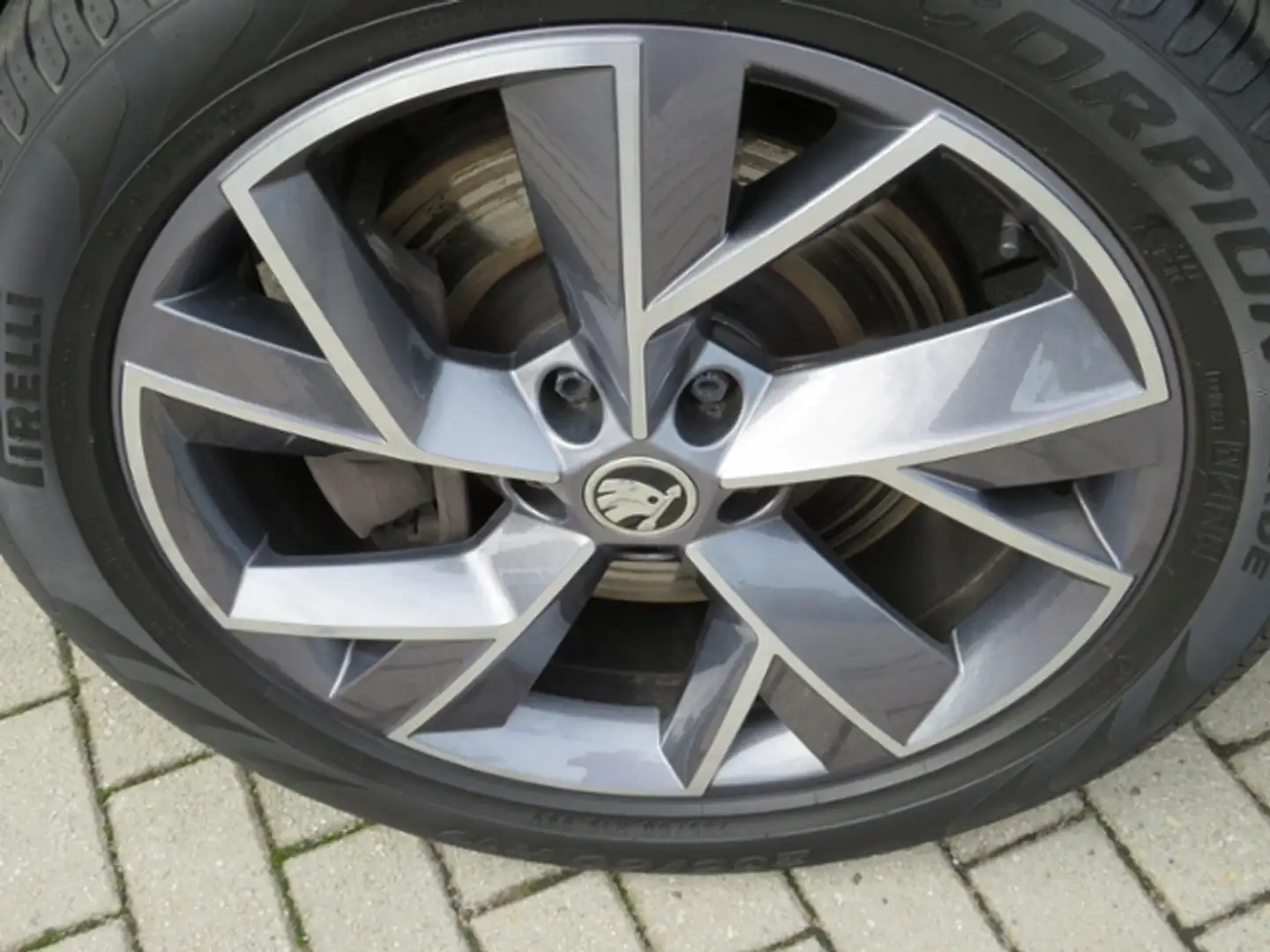 Skoda Kodiaq Sportline 4x4 2.0TSI 140kW StHZ beh. LR Gris - 2