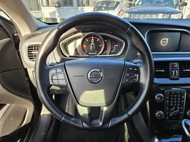 Volvo V40 Cross Country view 12
