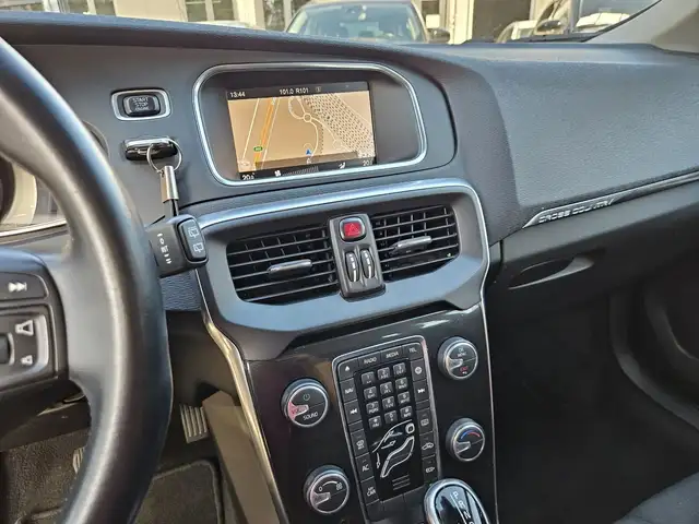 Volvo V40 Cross Country view 13