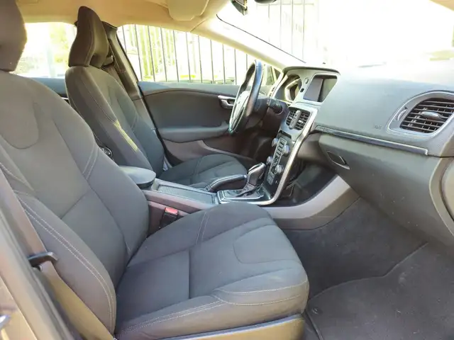 Volvo V40 Cross Country view 10