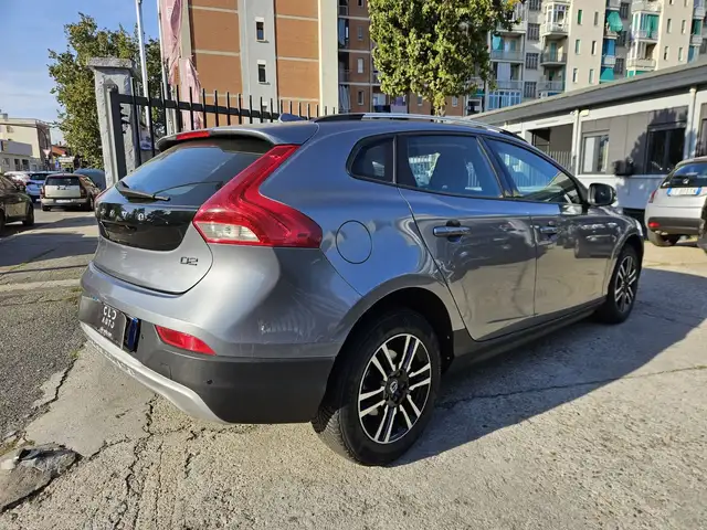 Volvo V40 Cross Country view 4