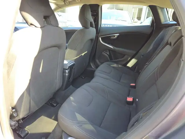 Volvo V40 Cross Country view 11