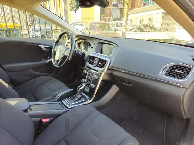 Volvo V40 Cross Country view 9