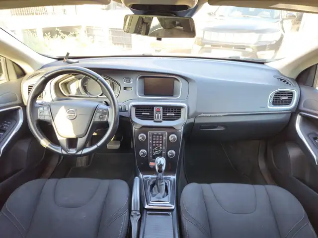Volvo V40 Cross Country view 8