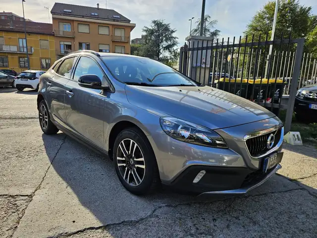 Volvo V40 Cross Country view 3