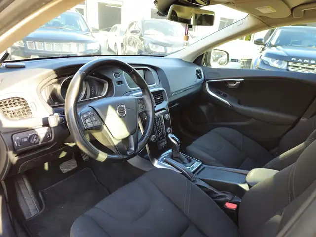 Volvo V40 Cross Country view 6