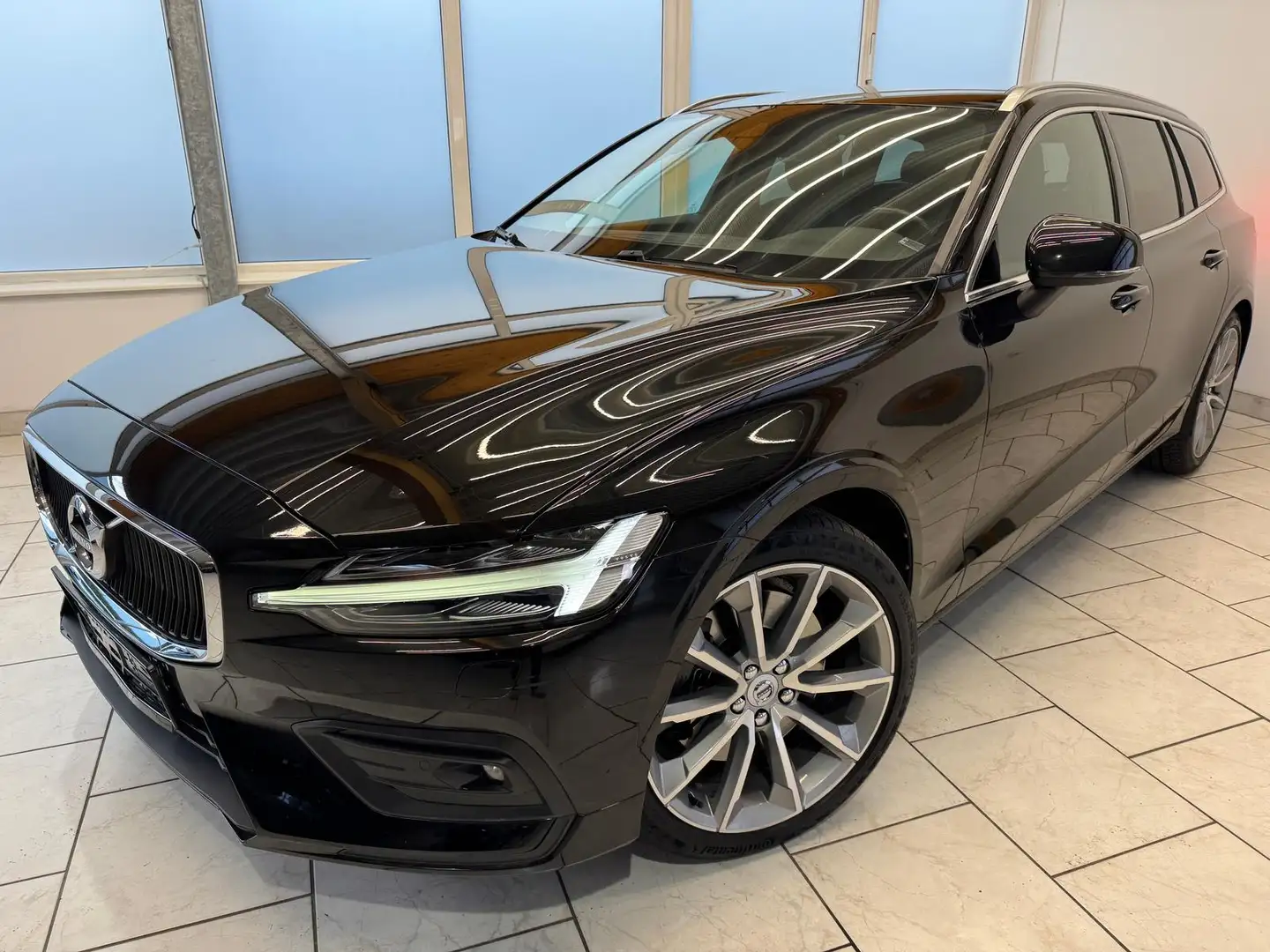 Volvo V60 Momentum - AHK/LED/Leder/Kamera/ACC Zwart - 1