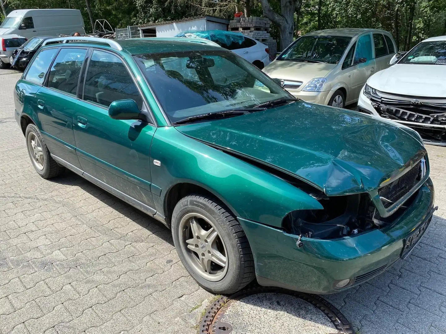 Audi A4 Avant 1.6 *Facelift*UNFALL*Radio*Zentralverri Grün - 1