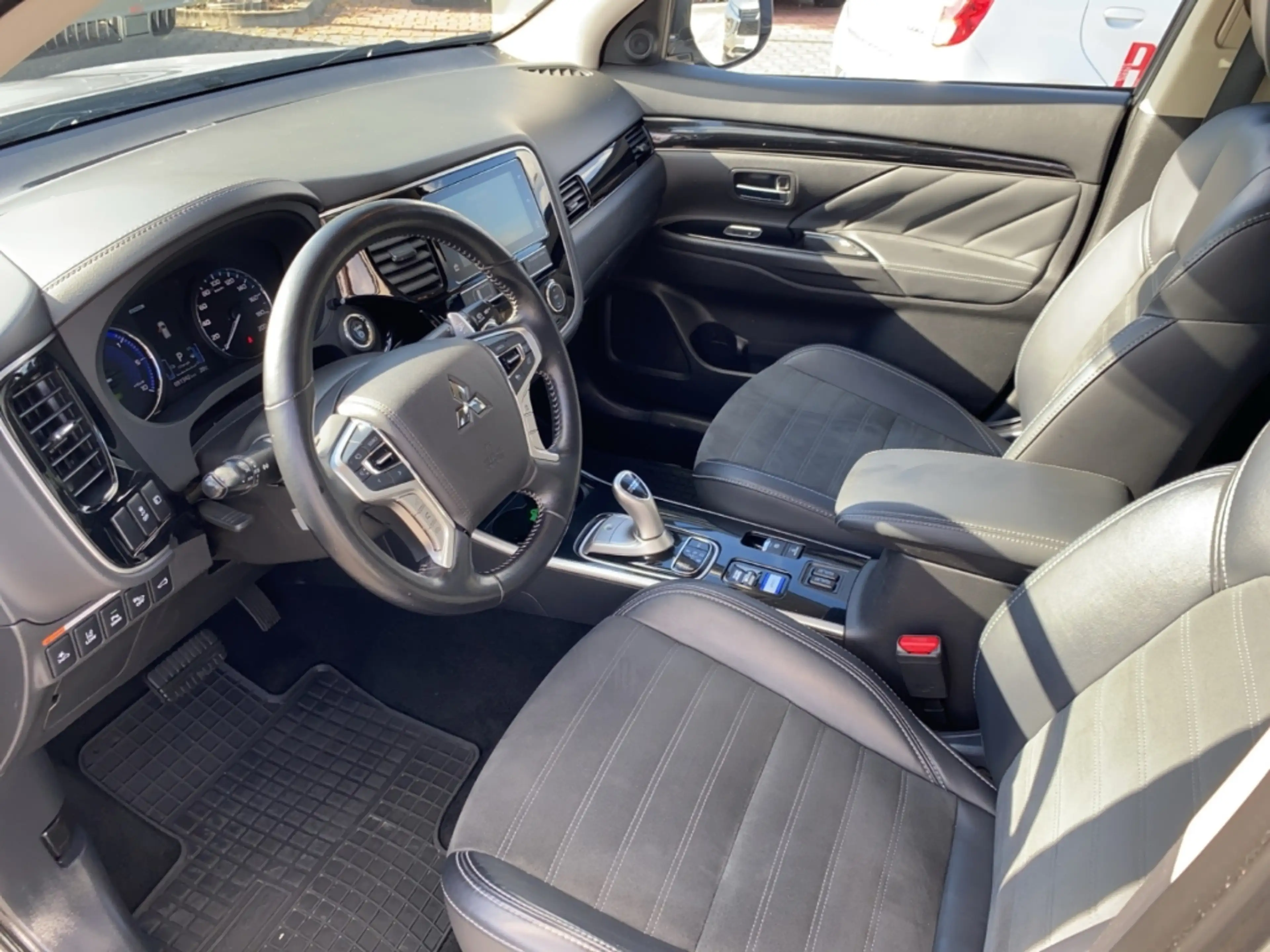 Mitsubishi Outlander PLUS FA-P StandHZG Leder LED ACC El. Heckklappe Ap — photo 11