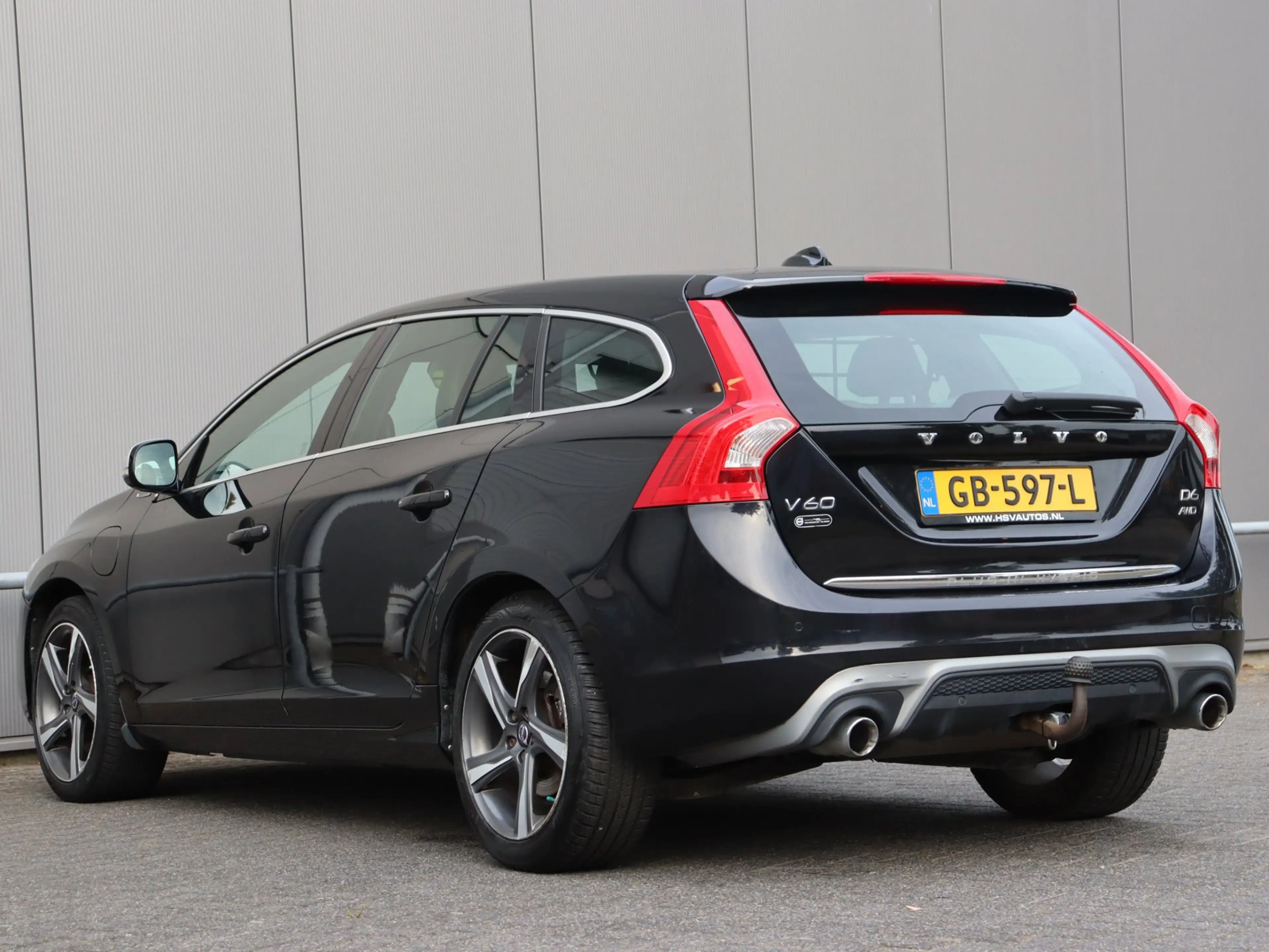 Volvo V60 2.4 D6 AWD Plug-In Hybrid R-Design — photo 8