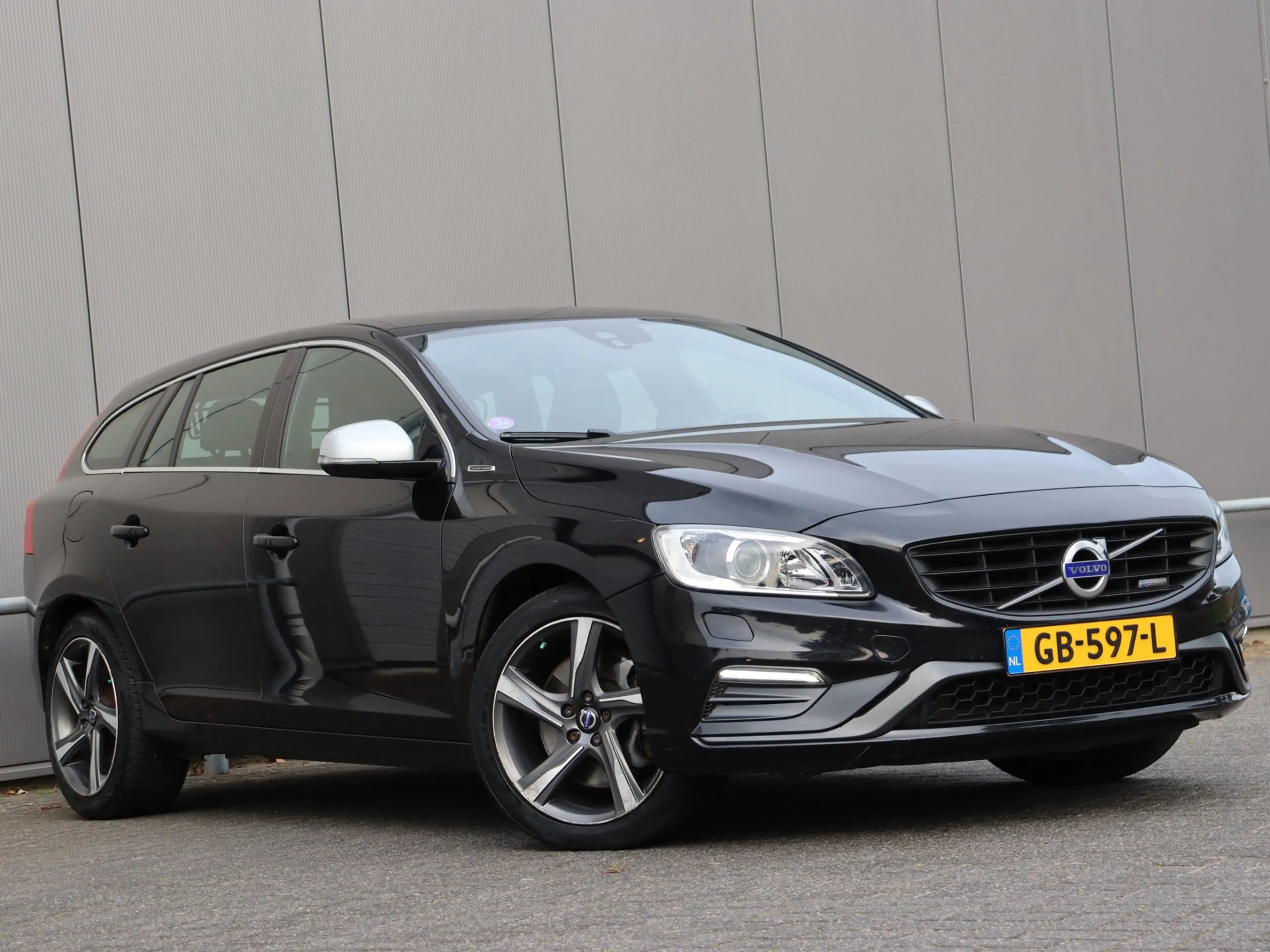 Volvo V60 2.4 D6 AWD Plug-In Hybrid R-Design — photo 3