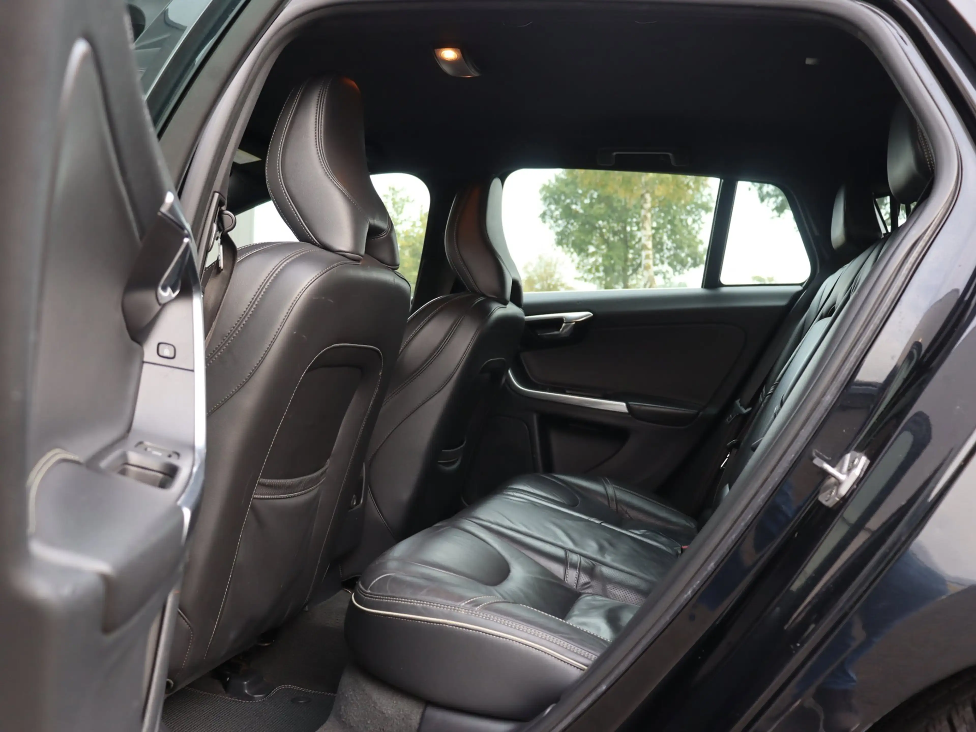 Volvo V60 2.4 D6 AWD Plug-In Hybrid R-Design — photo 14