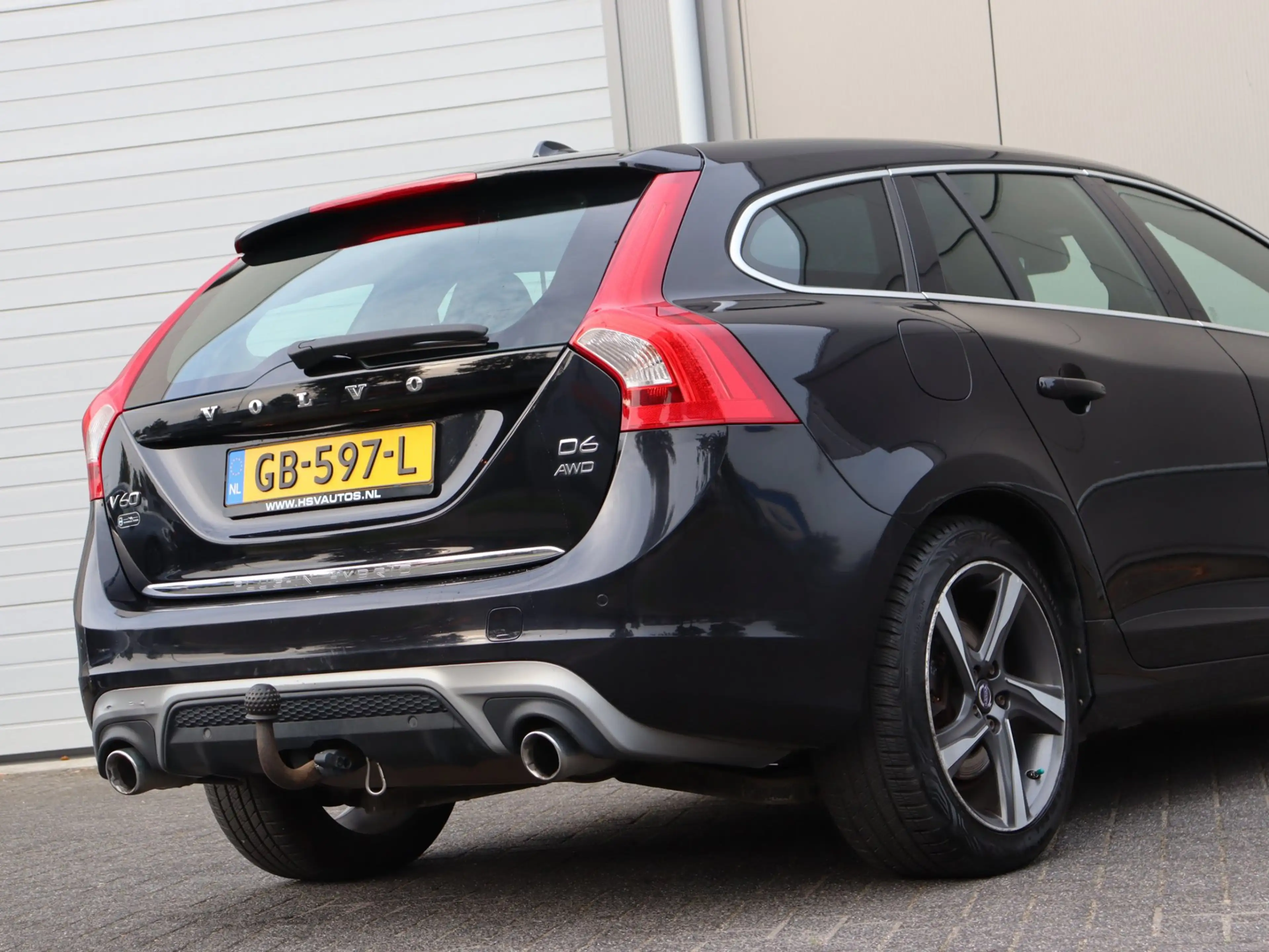 Volvo V60 2.4 D6 AWD Plug-In Hybrid R-Design — photo 11