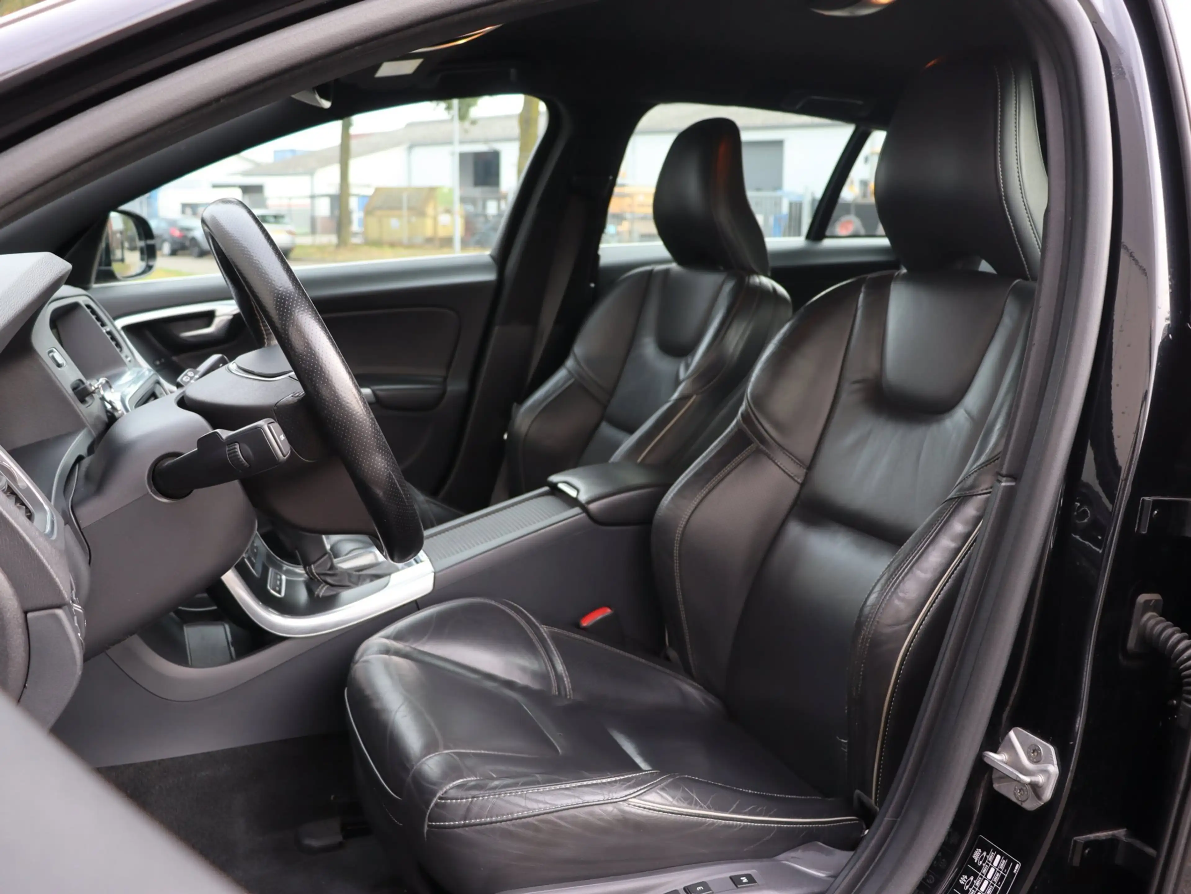 Volvo V60 2.4 D6 AWD Plug-In Hybrid R-Design — photo 13