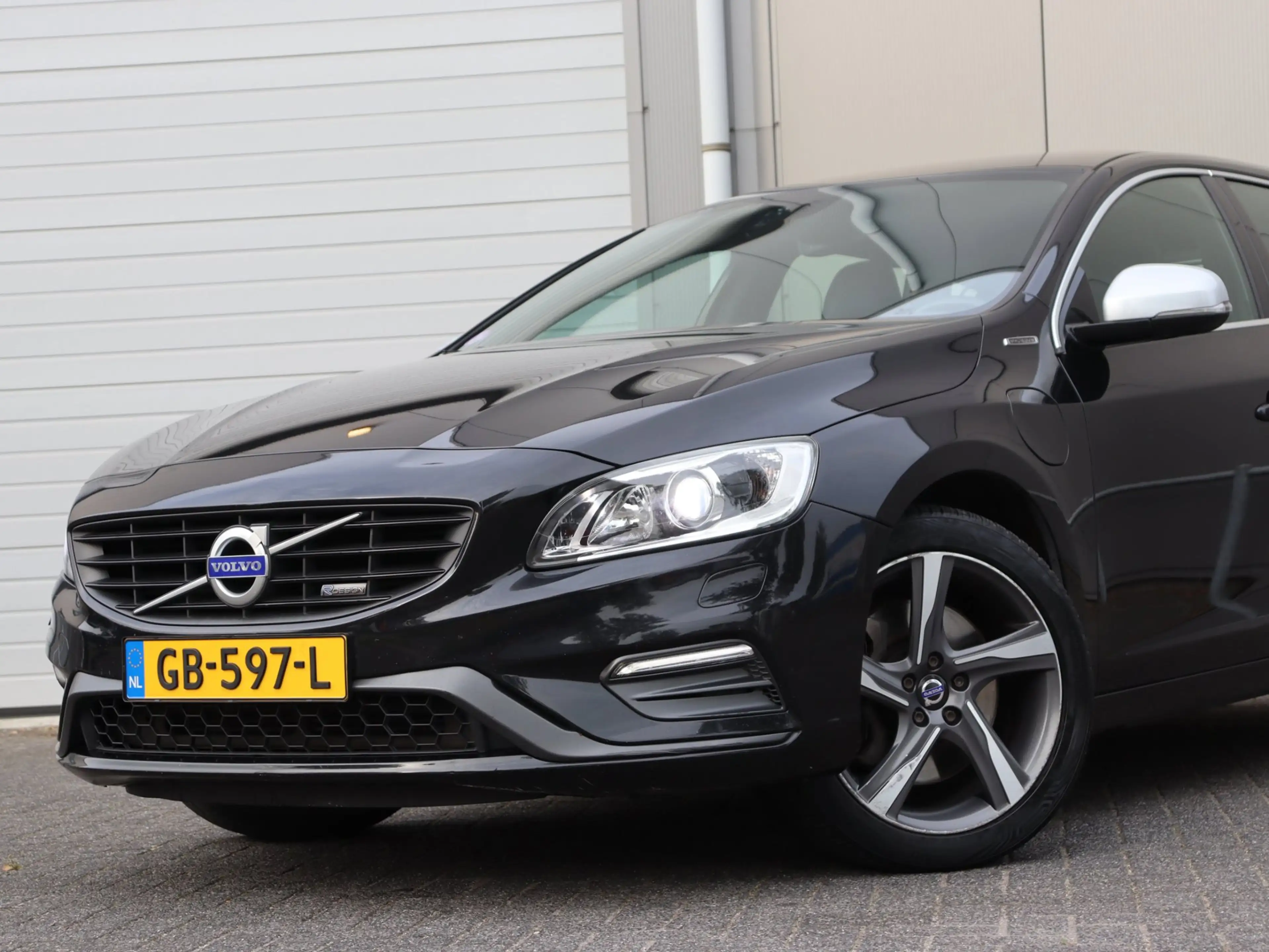 Volvo V60 2.4 D6 AWD Plug-In Hybrid R-Design — photo 7
