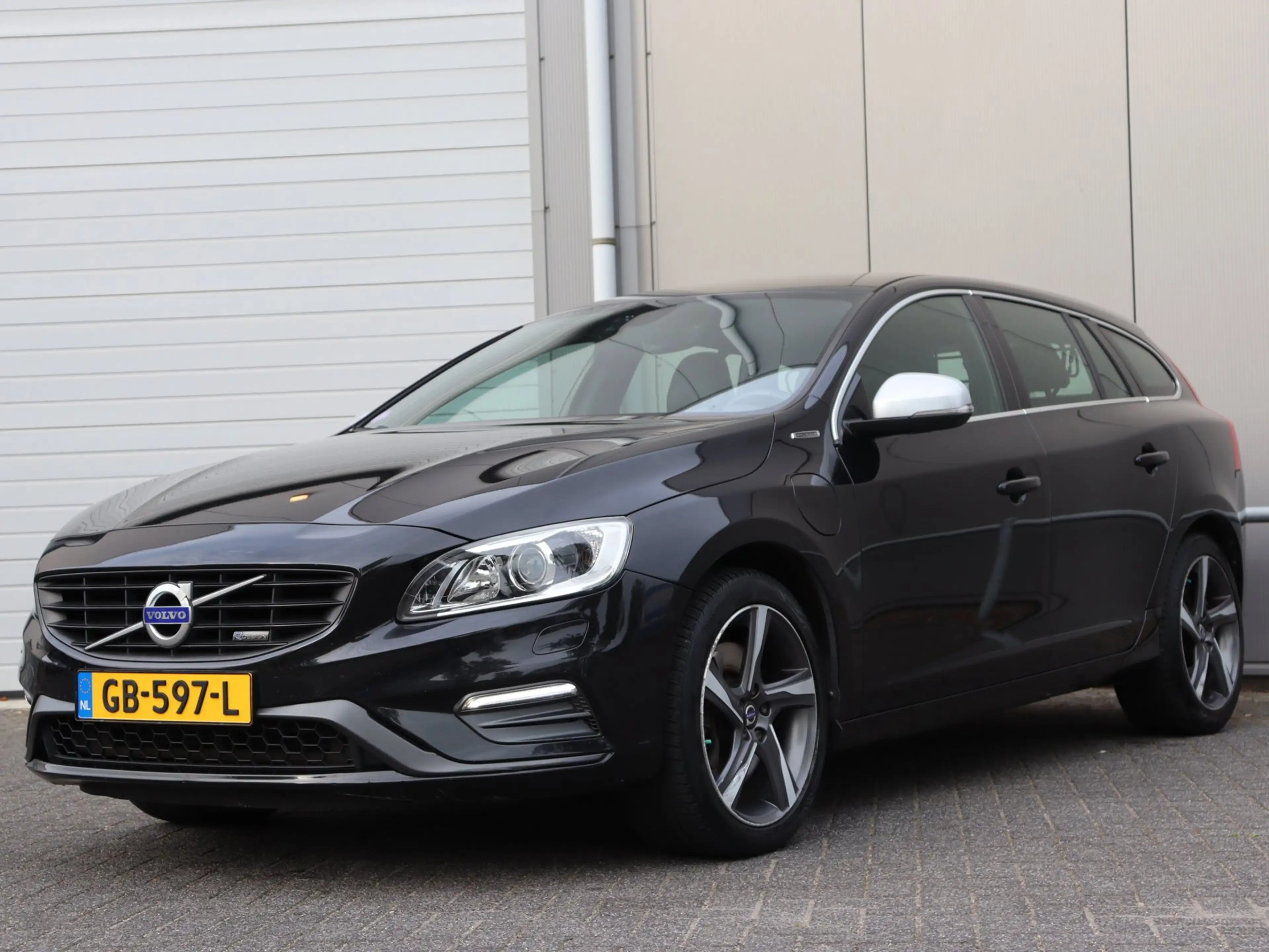 Volvo V60 2.4 D6 AWD Plug-In Hybrid R-Design — photo 6