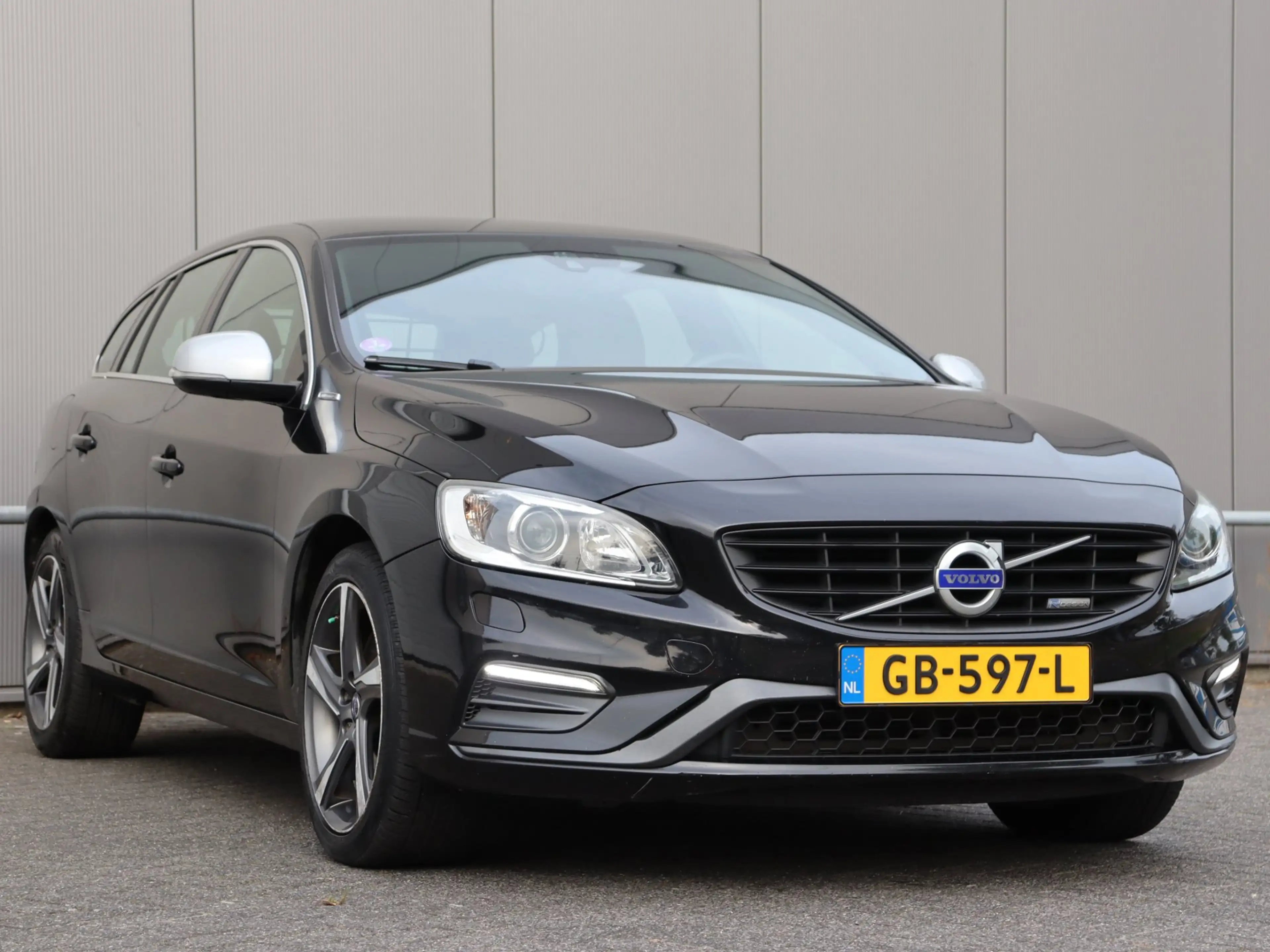Volvo V60 2.4 D6 AWD Plug-In Hybrid R-Design — photo 5