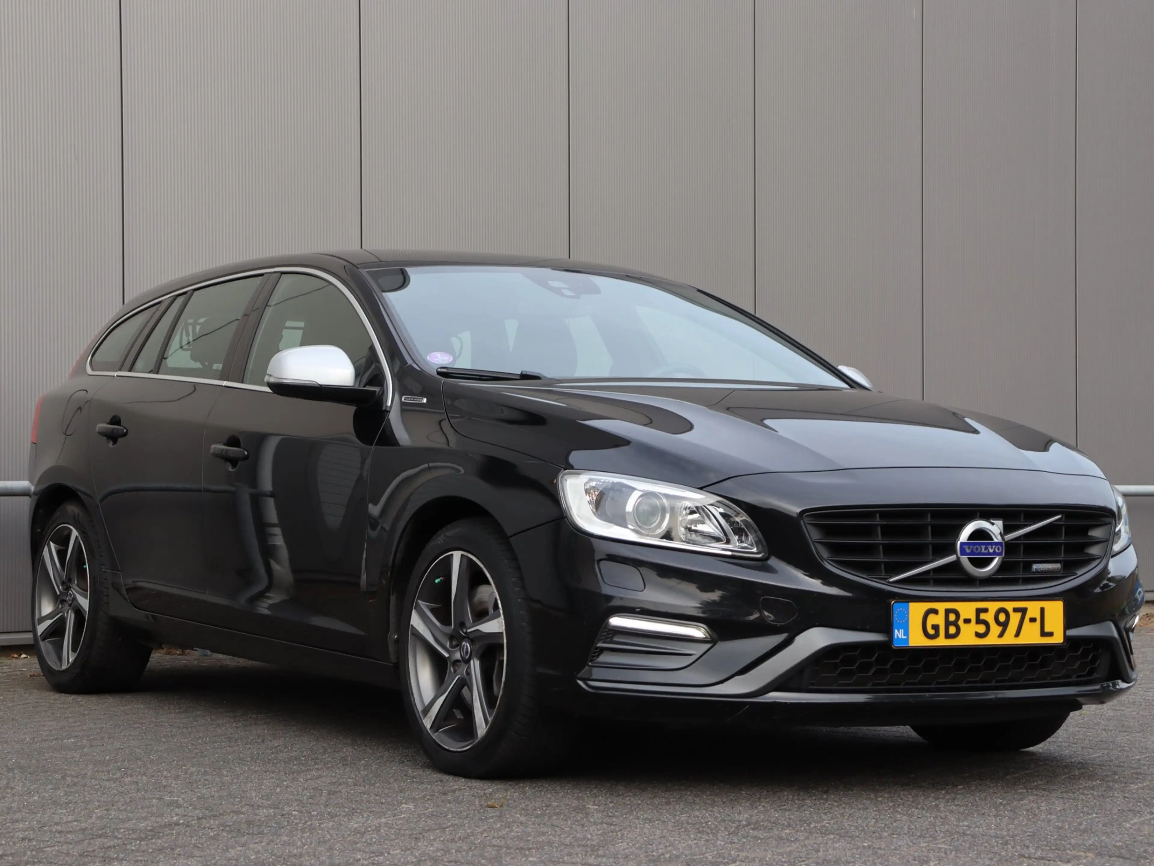 Volvo V60 2.4 D6 AWD Plug-In Hybrid R-Design — photo 4
