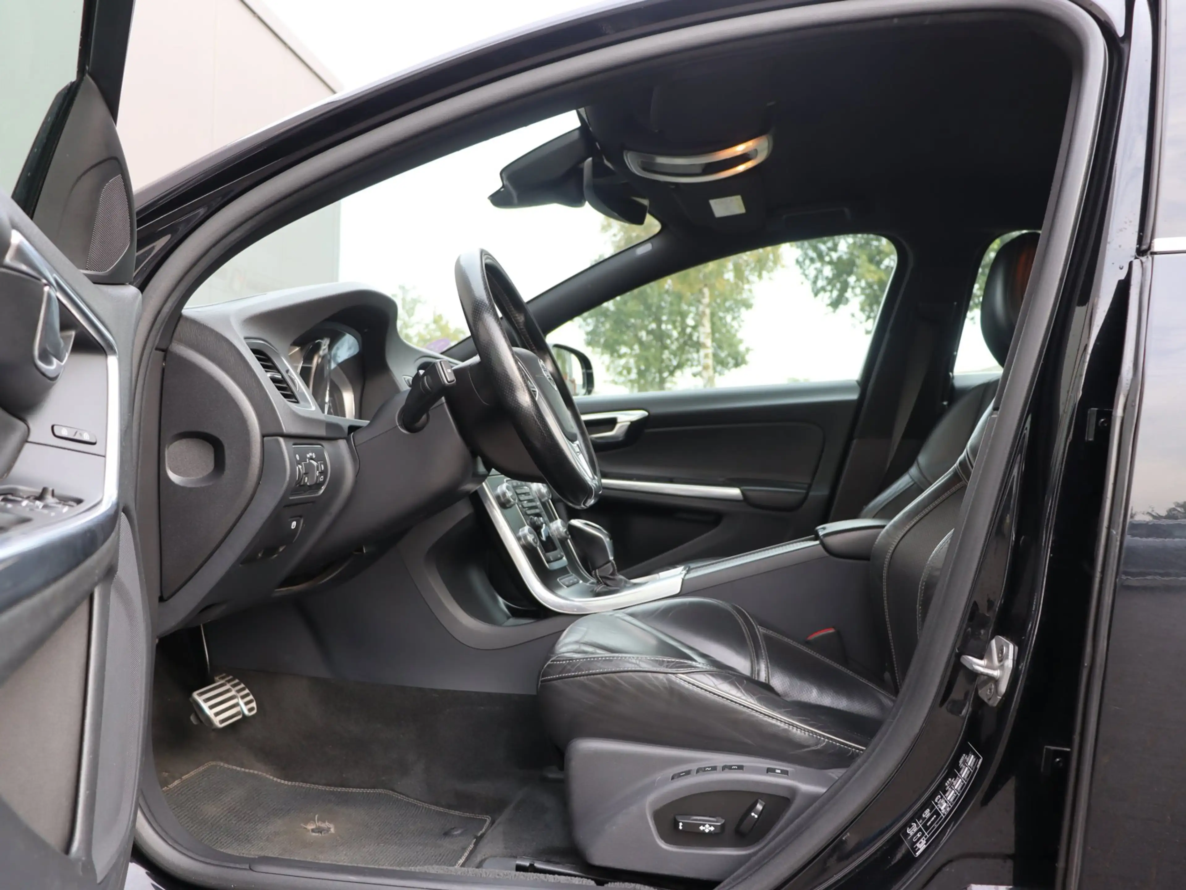Volvo V60 2.4 D6 AWD Plug-In Hybrid R-Design — photo 12