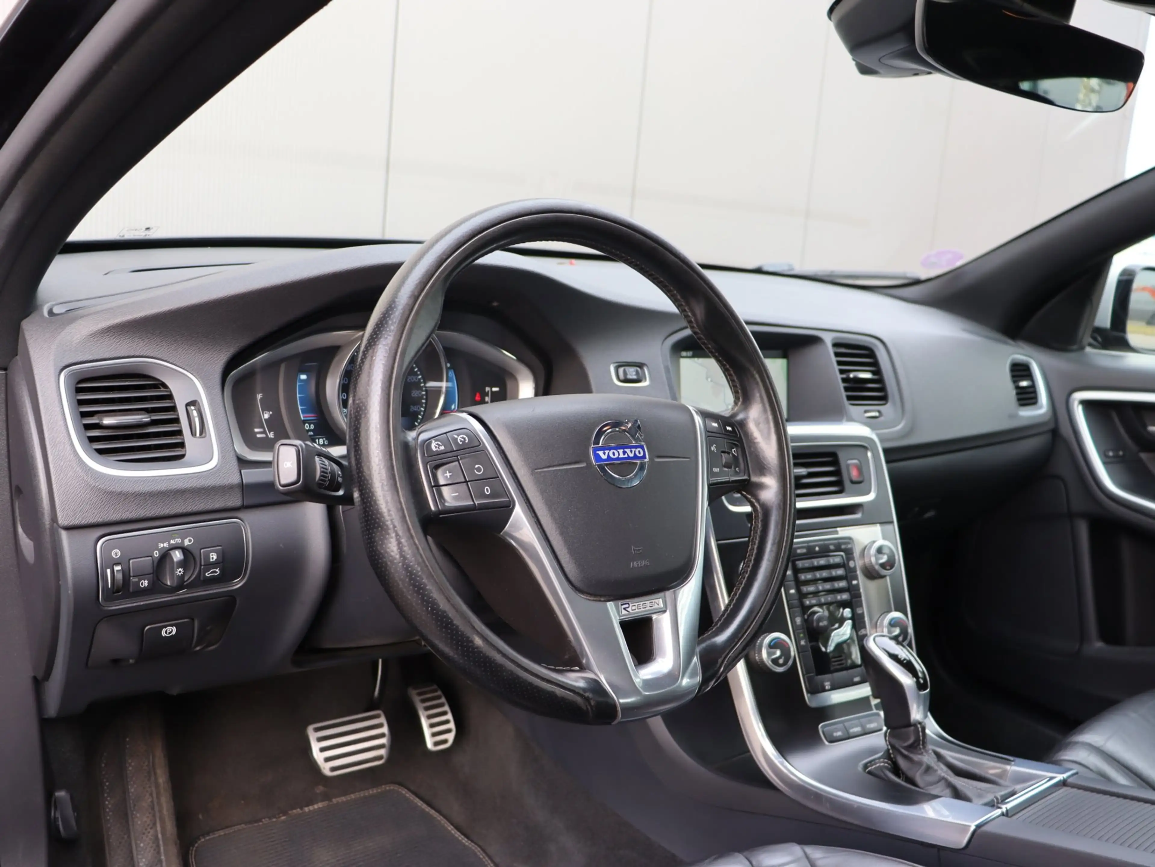 Volvo V60 2.4 D6 AWD Plug-In Hybrid R-Design — photo 15