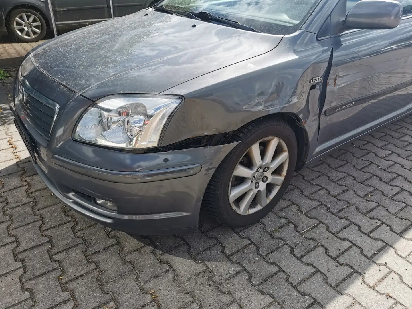 Toyota Avensis Kombi 2.0 EU3 D-4D Executive SHZ+BEH WSS Grijs - 2