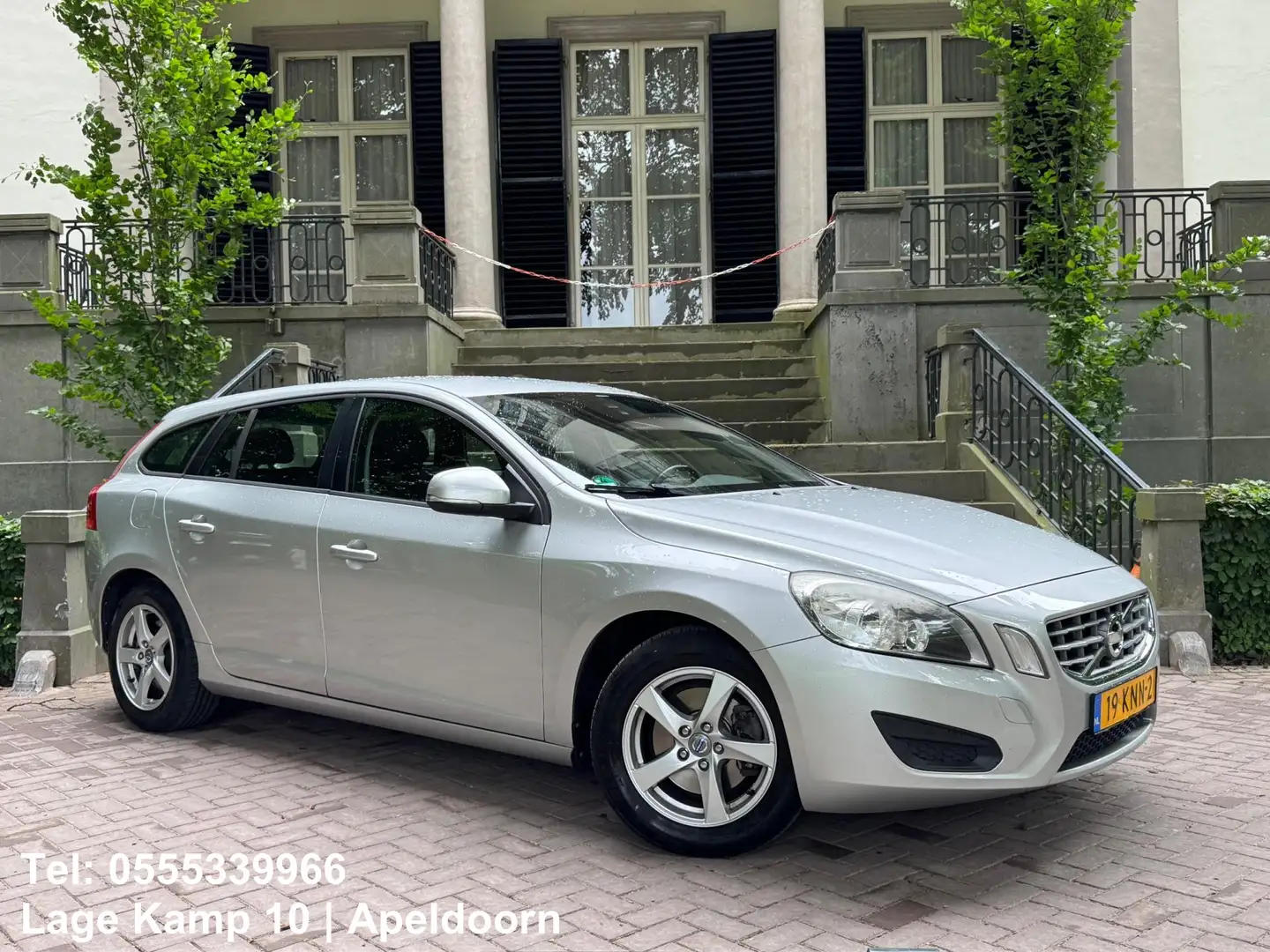 Volvo V60 1.6 T3 Kinetic Navi Climate Cruise Ctr Lmv Pdc Tre Grijs - 1