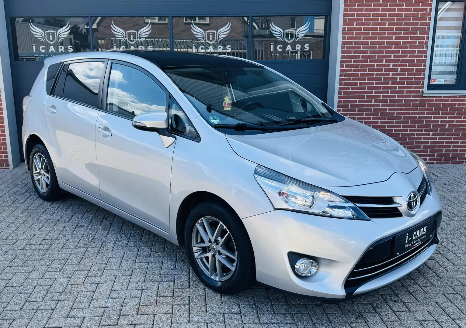 Toyota Verso 1.8 VVT-i SkyView Edition Panorama/NAVI/Camera Grijs - 1