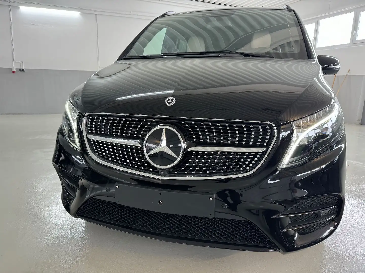 Mercedes-Benz V 300 d EXCLUSIVE EDITION LANG crna - 1