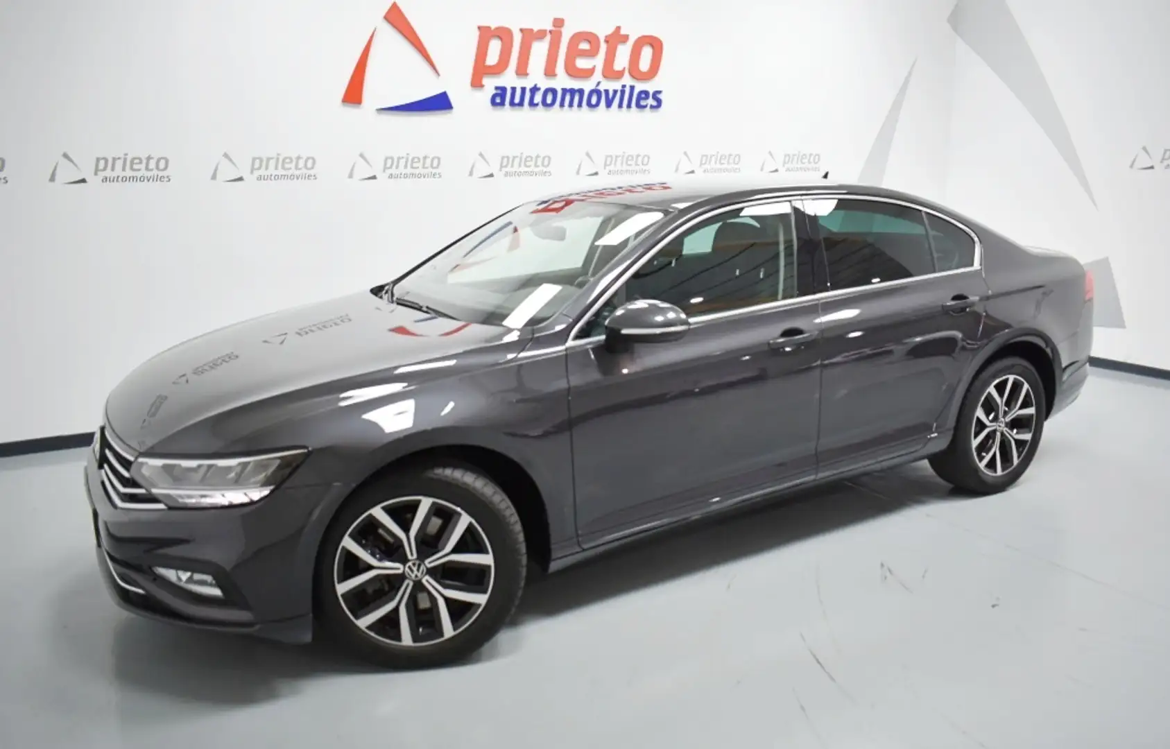 Volkswagen Passat 2.0TDI EVO Executive DSG7 110kW Gris - 1