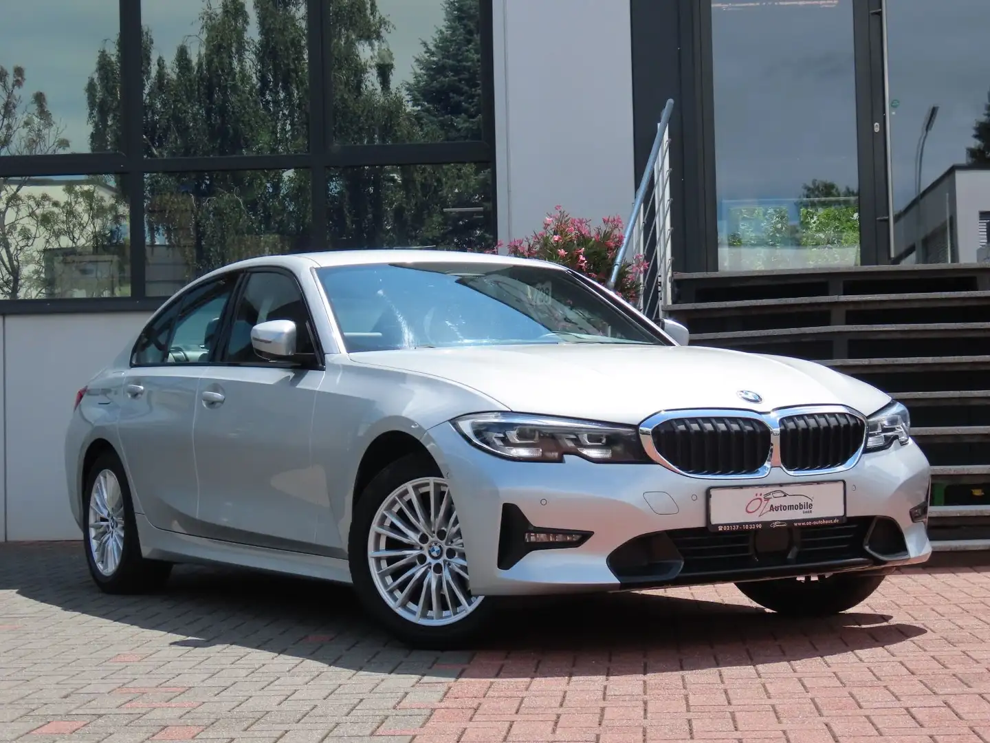 BMW 318 d Sport Line Autom. Shadow-Line Navi Leder srebrna - 1