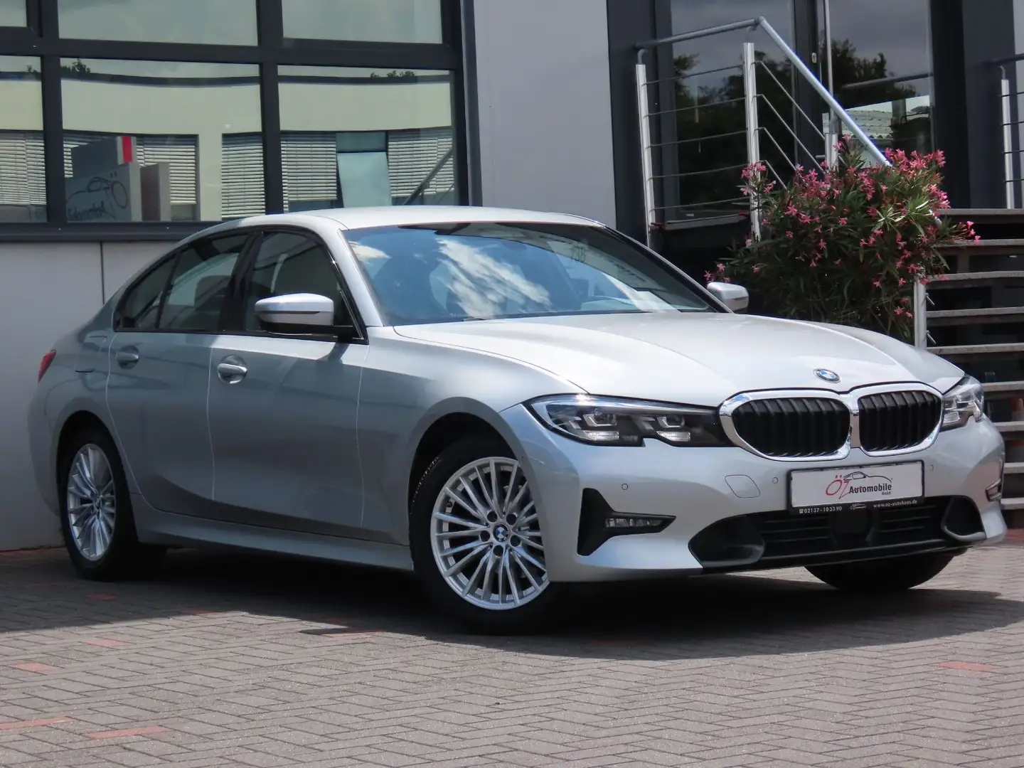 BMW 318 d Sport Line Autom. Shadow-Line Navi Leder srebrna - 2