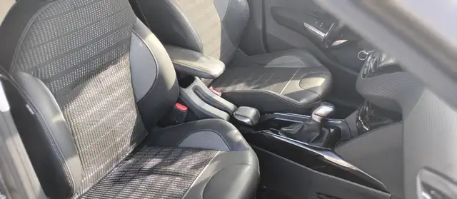 Peugeot 2008 view 5