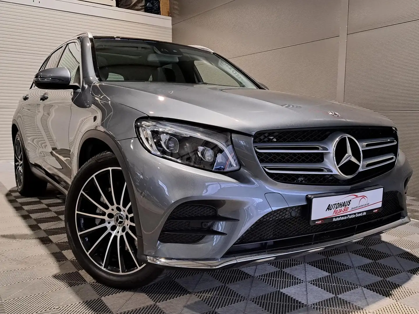 Mercedes-Benz GLC 350 d 4Matic AMG Line°Pano°Shzg°ILS°TWA°Navi Grau - 1