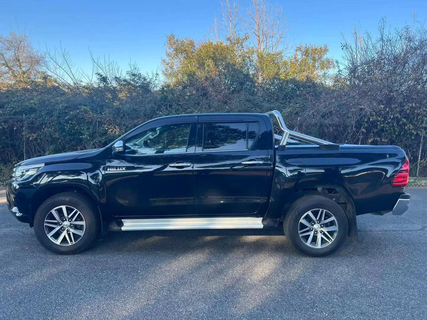 Toyota Hilux 2.4 d-4d double cab Executive 4wd auto Siyah - 2