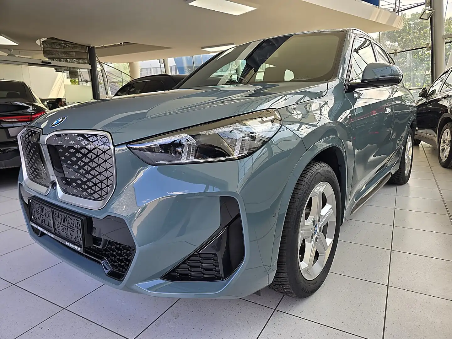 BMW iX1 xDrive30 "M Sportpaket" AHK/Head-Up/Sportsitze/... Grau - 1