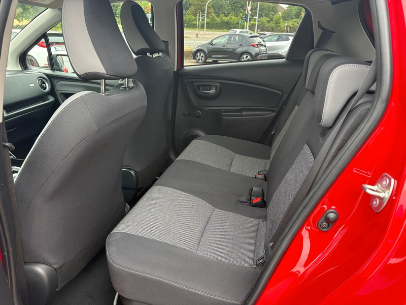 Toyota Yaris Hybrid Y20 Team D **CARPLAY** — photo 4
